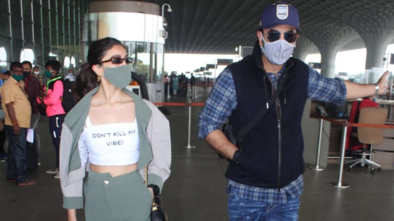 Watch: Paps praise Ranbir Kapoor's look at Mumbai airport, Alia Bhatt says  'aur mera?' - India Today