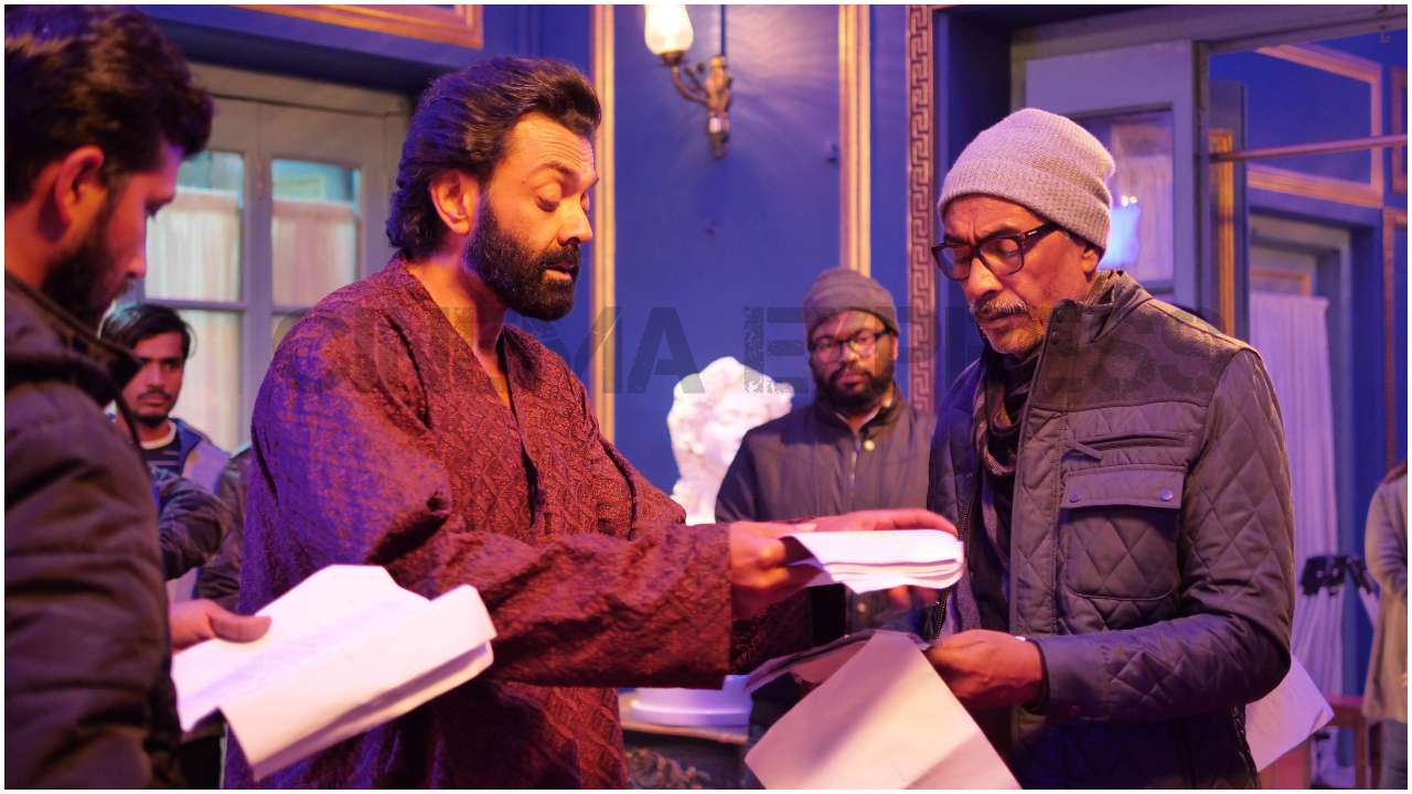 वेब सिरीज़ Aashram 3 की शूटिंग के दौरान लोगों ने ऐक्टर बॉबी देओल और डायरेक्टर प्रकाश झा की जमकर पिटाई की, जाने पूरा मामला 29 Prakash Jha reacts to notice over 'controversial depiction of Hindu saints in Aashram'