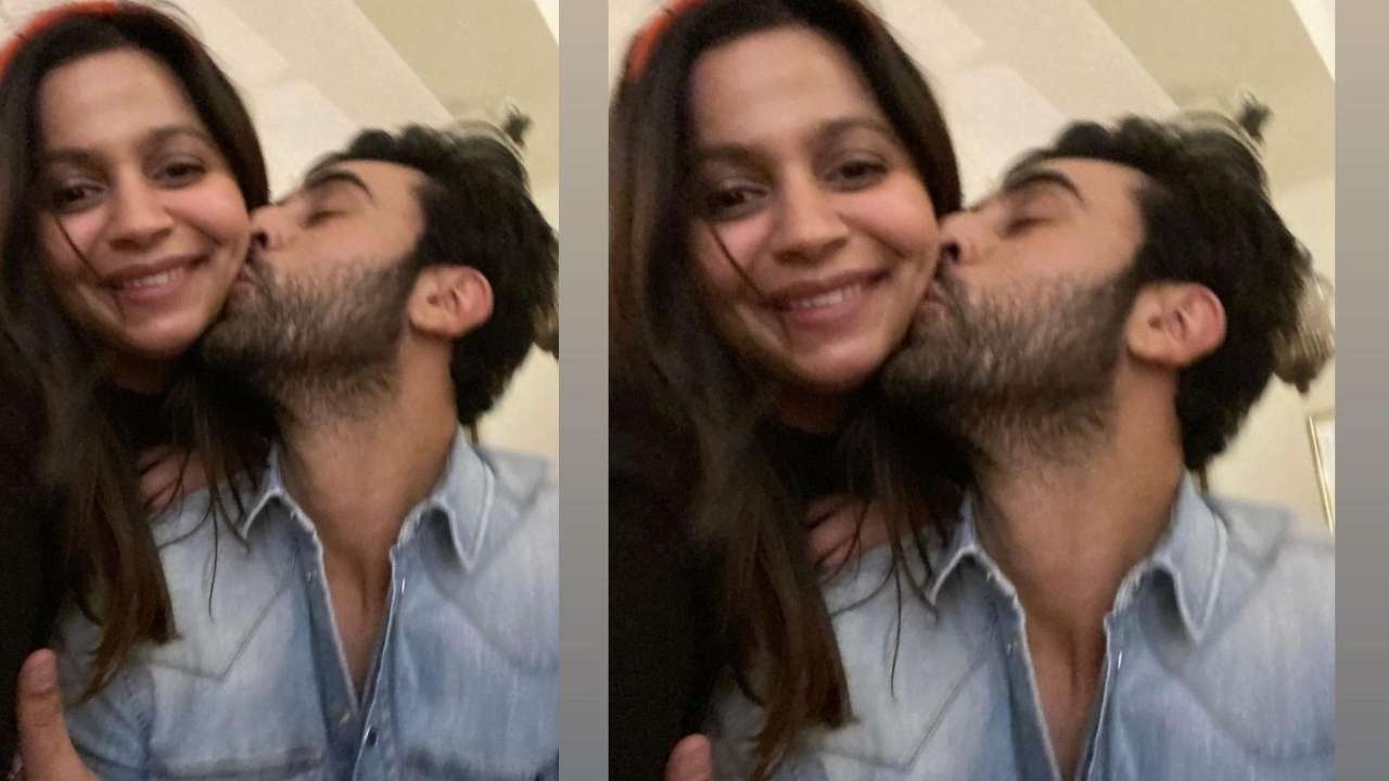 Alia Bhatt Kiss And Xxx - Ranbir Kapoor kisses Shaheen Bhatt in unseen pic from their Christmas  dinner with Alia, family