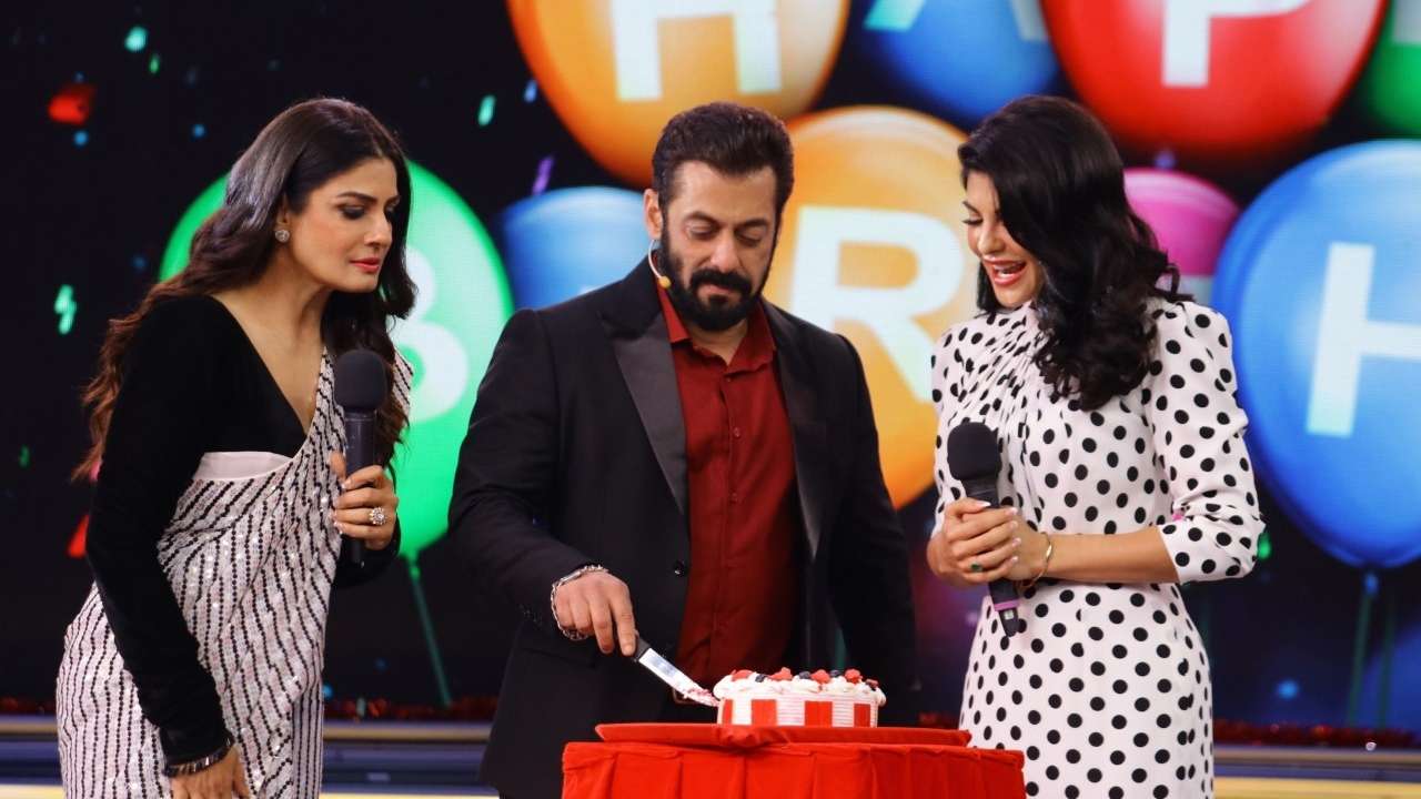 Salman Khan and Sajid Khan celebrate late Wajid Khan's birthday, cuts cake  along with Lulia Vantur : Bollywood News - Bollywood Hungama