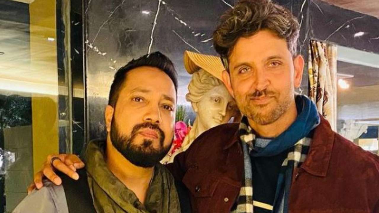 Viral Video Hrithik Roshan S Impromptu Performance As Mika Singh Croons Ek Pal Ka Jeena Breaks The Internet You have to watch the film to know what's really. viral video hrithik roshan s impromptu