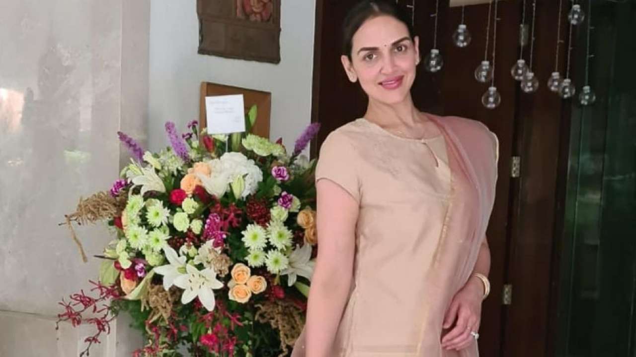 Esha Deol S Official Instagram Account Hacked Go check out my amma mia filter just click on the filter in my instagram.