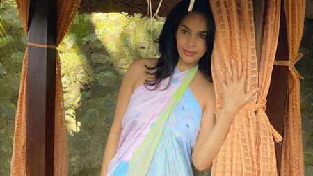 Mallika Sherawat continues with her sarong look