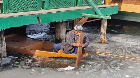 Srinagar shivers in bitter cold