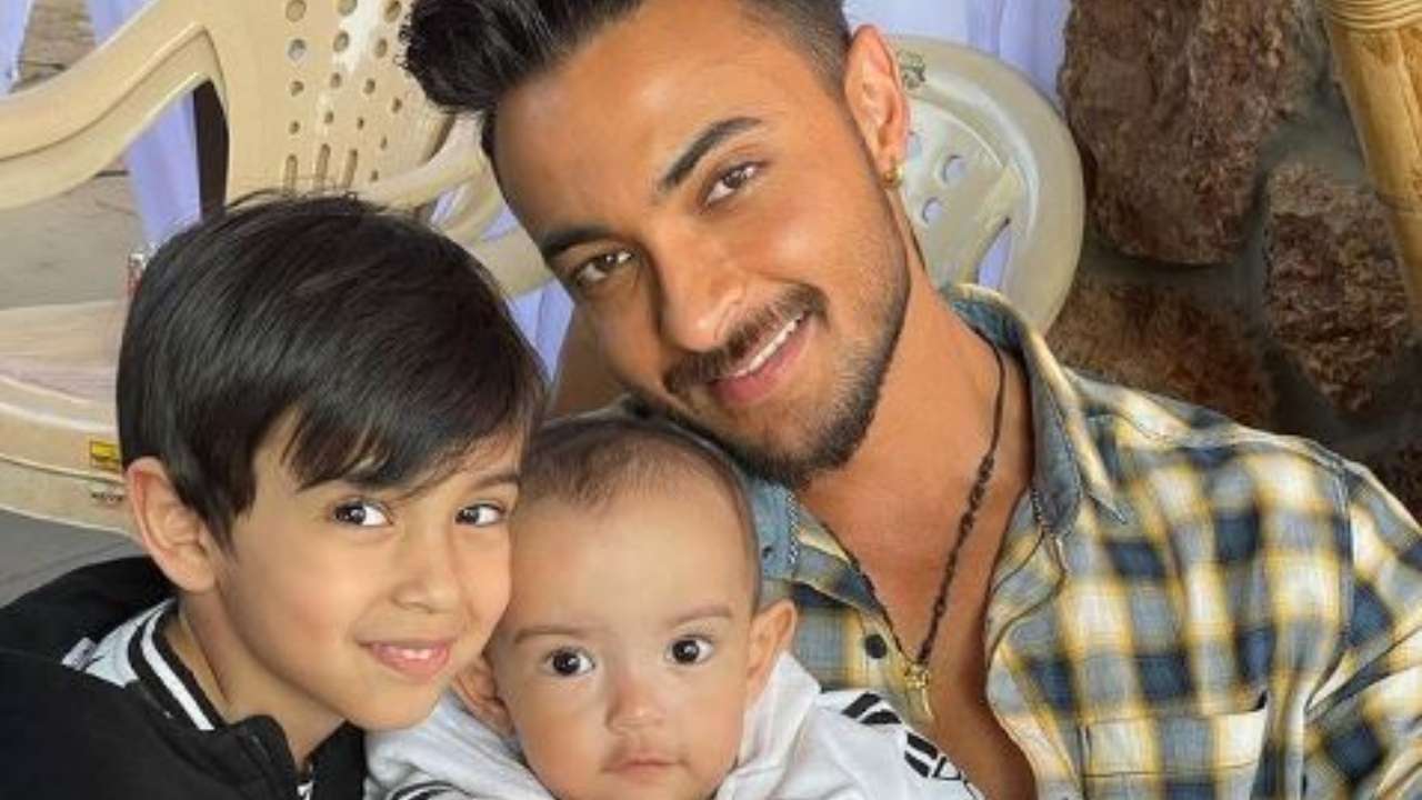 Aayush Sharma gives haircut to his son at home during lockdown  NewsTrack  English 1