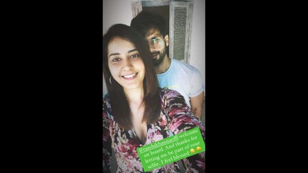 Shahid Kapoor and Raashi Khanna pose for a selfie