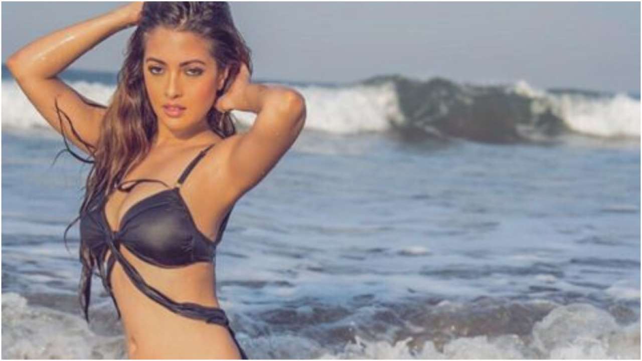 Riya Sharma Sexi Xxx Video - Riya Sen sets Internet ablaze with her sexy bikini photos, flaunts her  slender figure