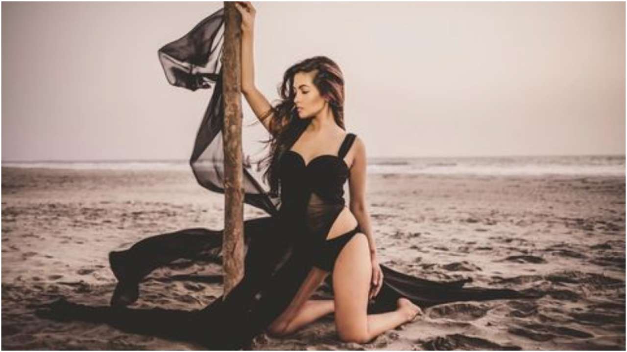 Riya Sen Sets Internet Ablaze With Her Sexy Bikini Photos Flaunts Her Slender Figure