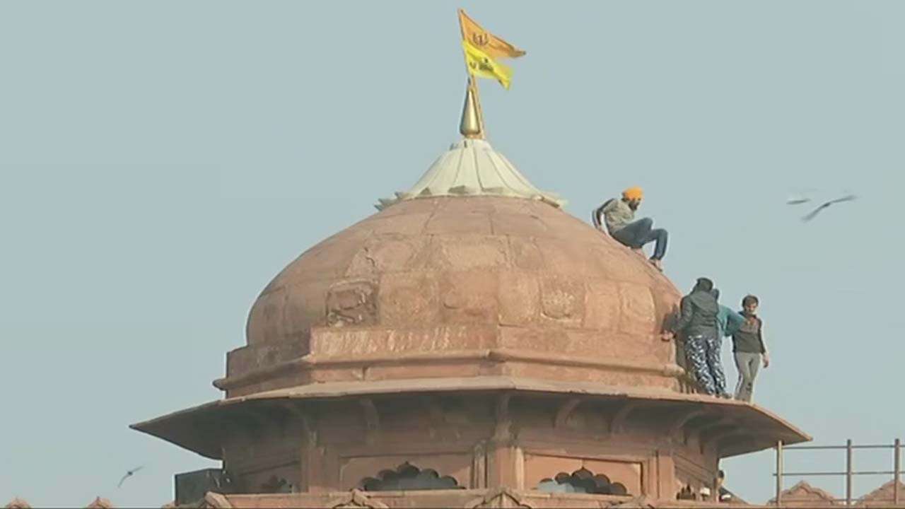 Religious flag being furled at Red Fort