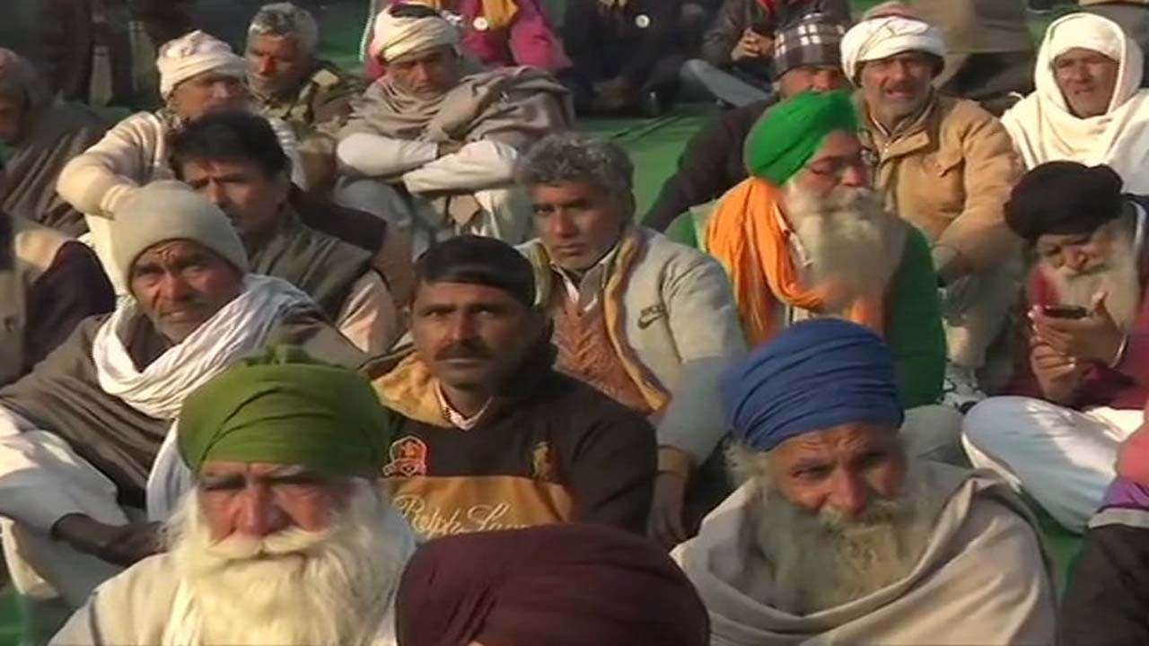 Farmers gather at Delhi-Ghazipur border