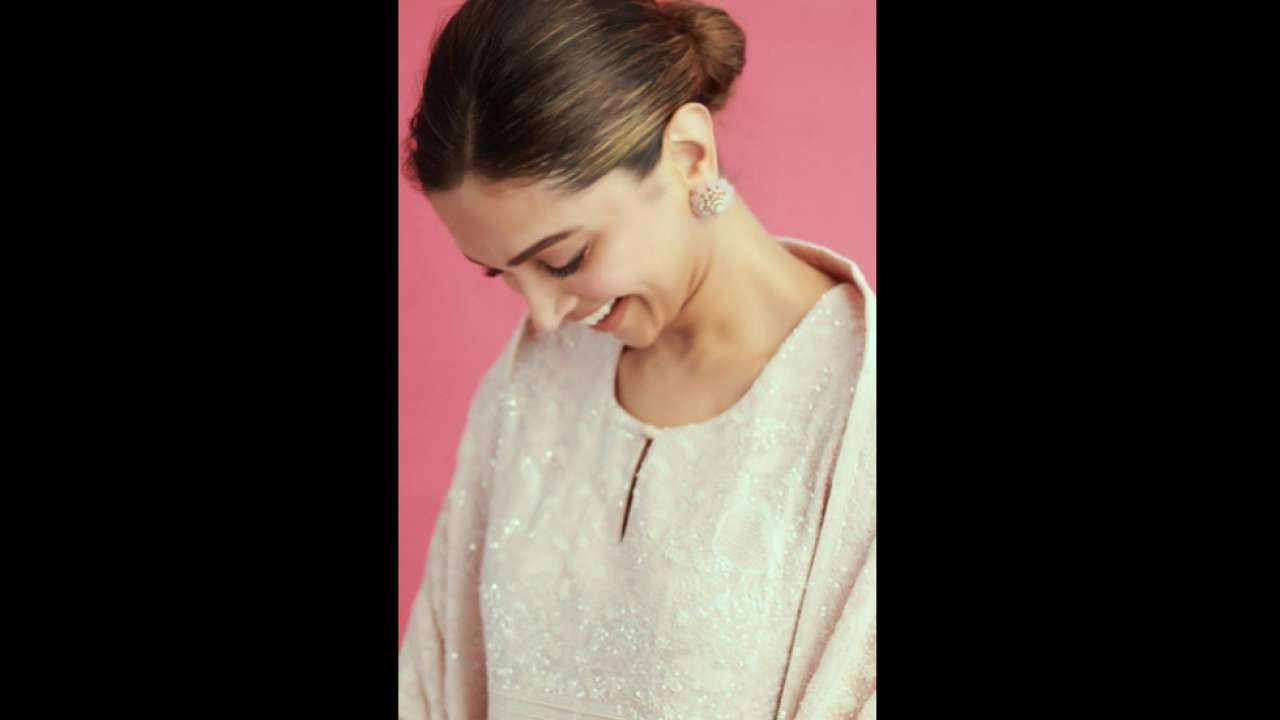 Deepika Padukone flashes her beautiful smile!