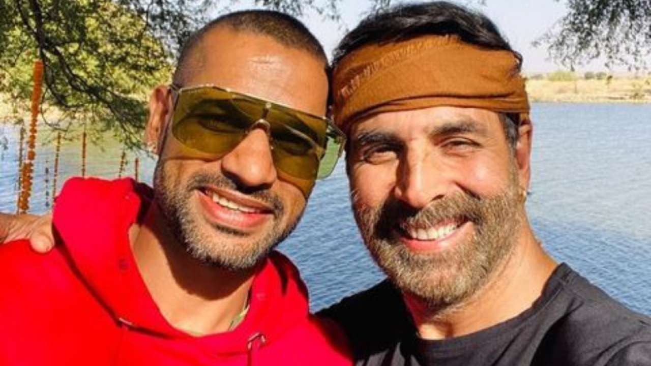 Shikhar Dhawan meets Akshay Kumar on the sets of 'Bachchan Pandey'