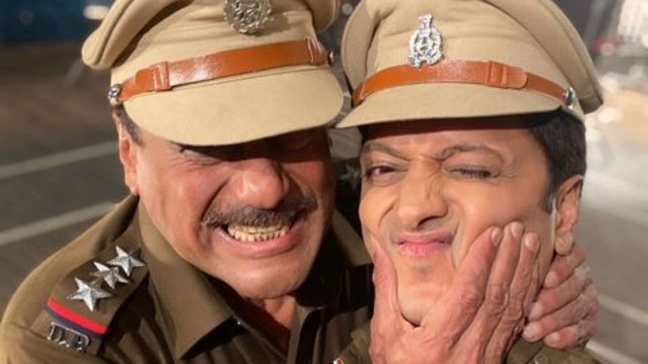 Riteish Deshmukh shares adorable selfie with birthday boy Jackie Shroff