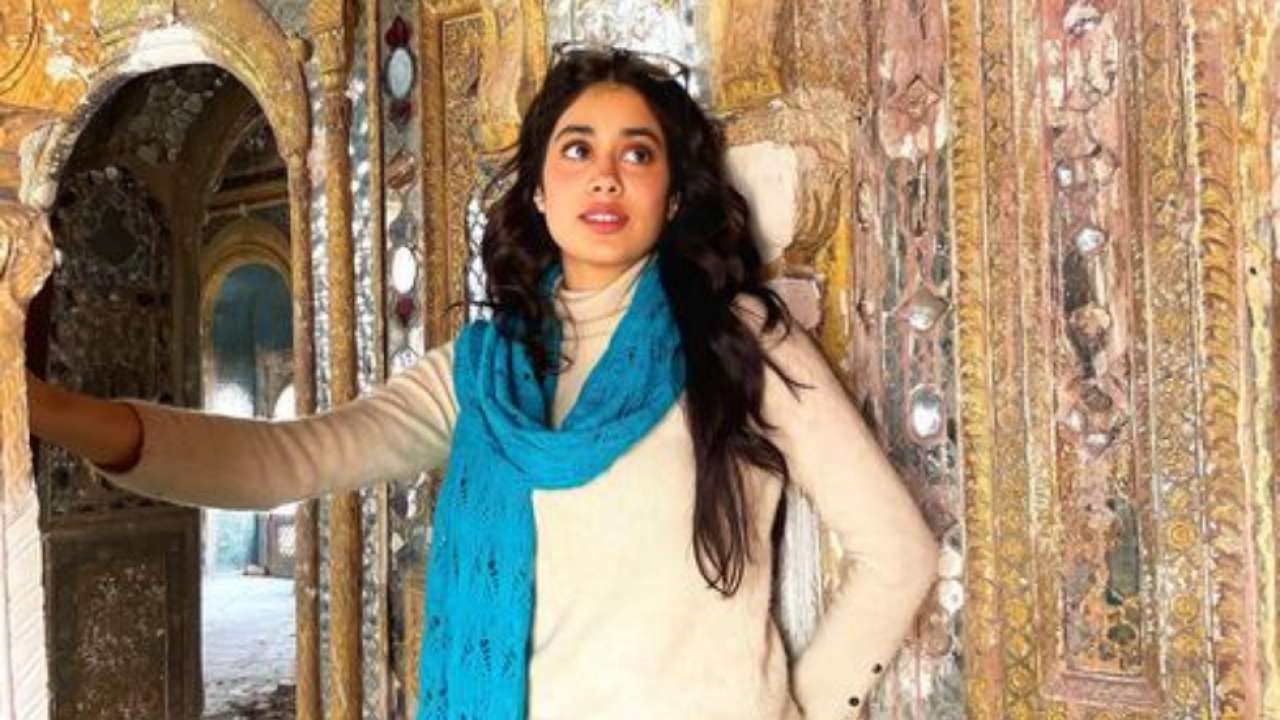 Janhvi Kapoor professes her love for India in latest photos