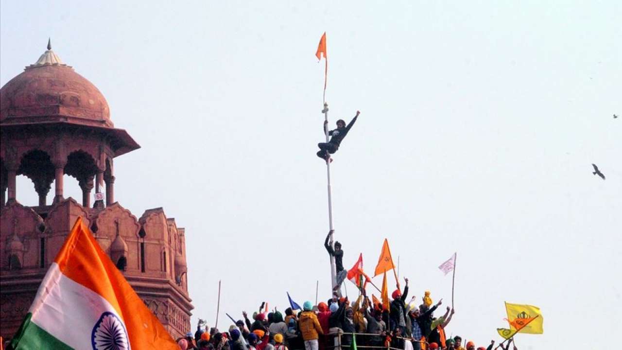 Farmers hoist Nishan Sahib flag at Red Fort