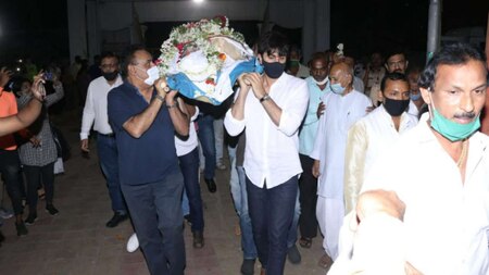 Ranbir Kapoor gives his shoulder to Rajiv Kapoor's mortal remains