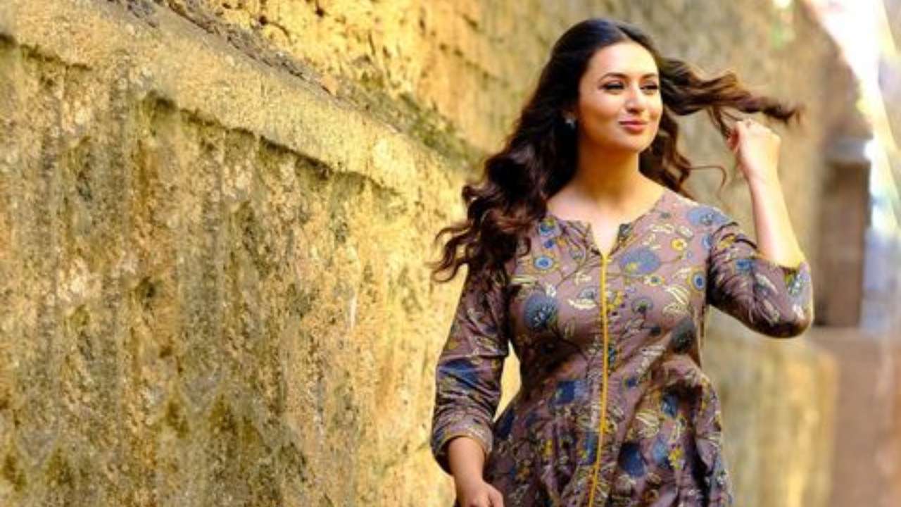 Divyanka Tripathi Dahiya looks glorious as she dolls up in a traditional OOTD