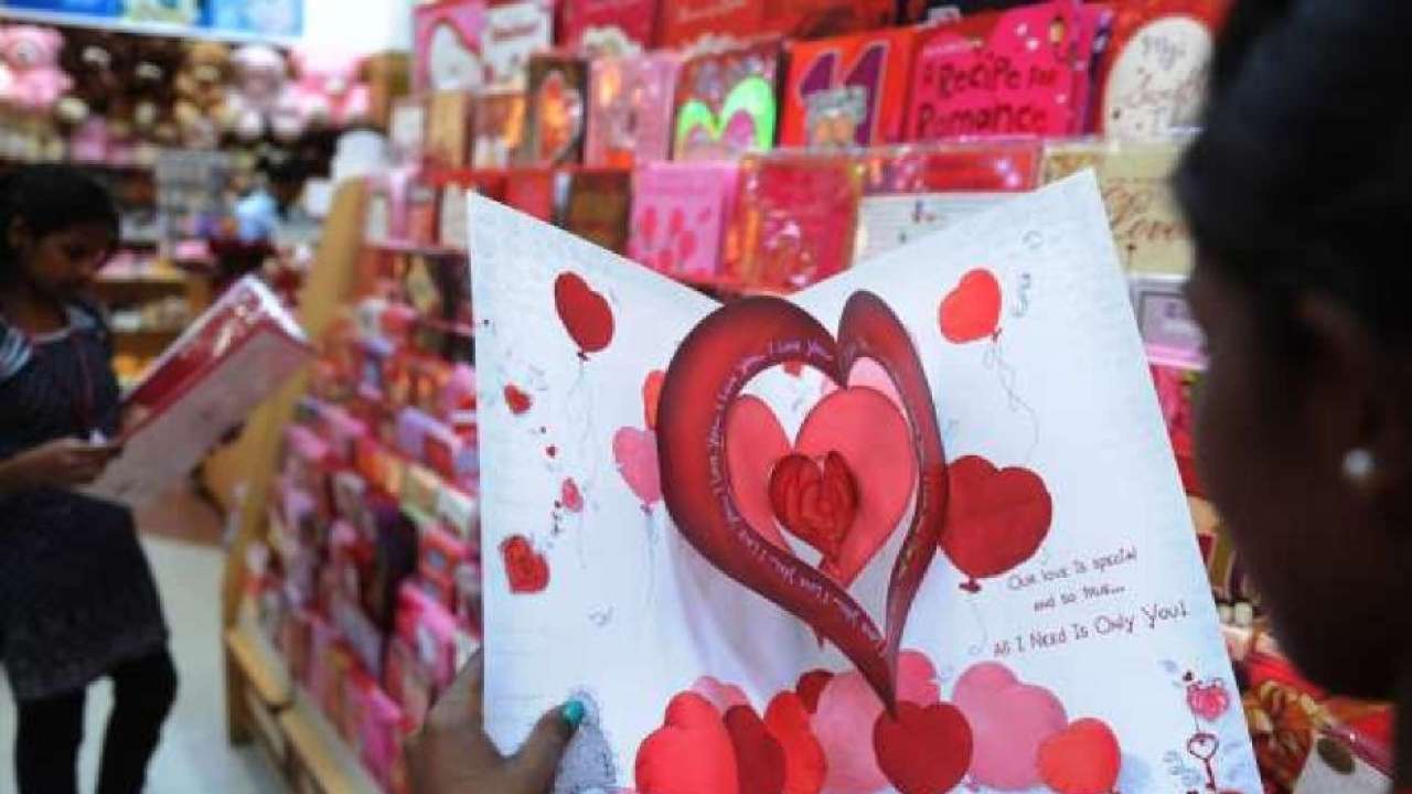 https://cdn.dnaindia.com/sites/default/files/styles/full/public/2021/02/13/957241-valentine-s-day-gifts.jpg