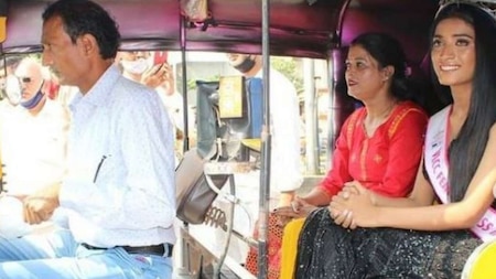 Manya Singh arrives in autorickshaw with parents