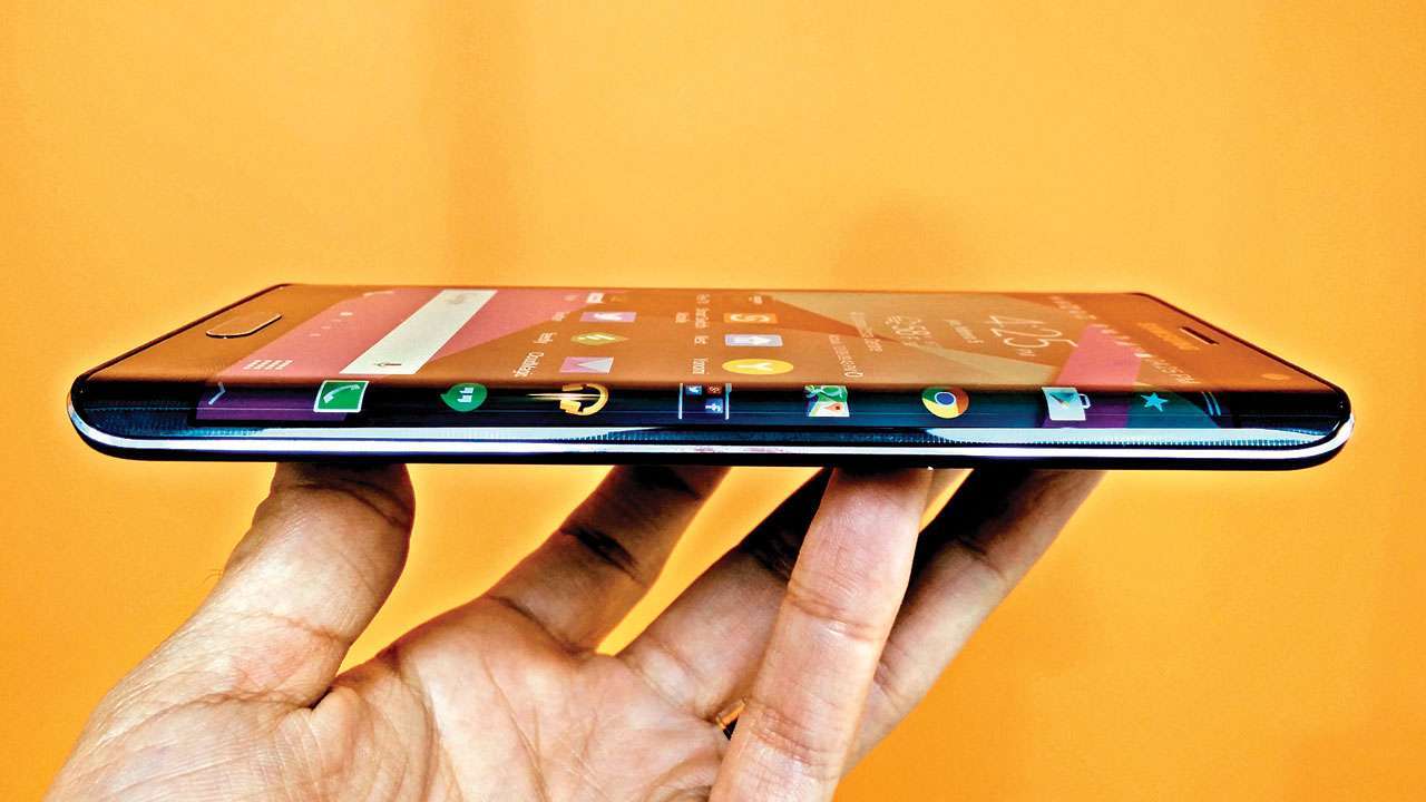 Smartphone market declines in 2020