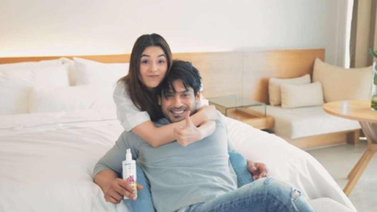 Viral Video: 'SidNaaz' fans go gaga over Shehnaaz Gill's phone wallpaper with rumoured beau Sidharth Shukla