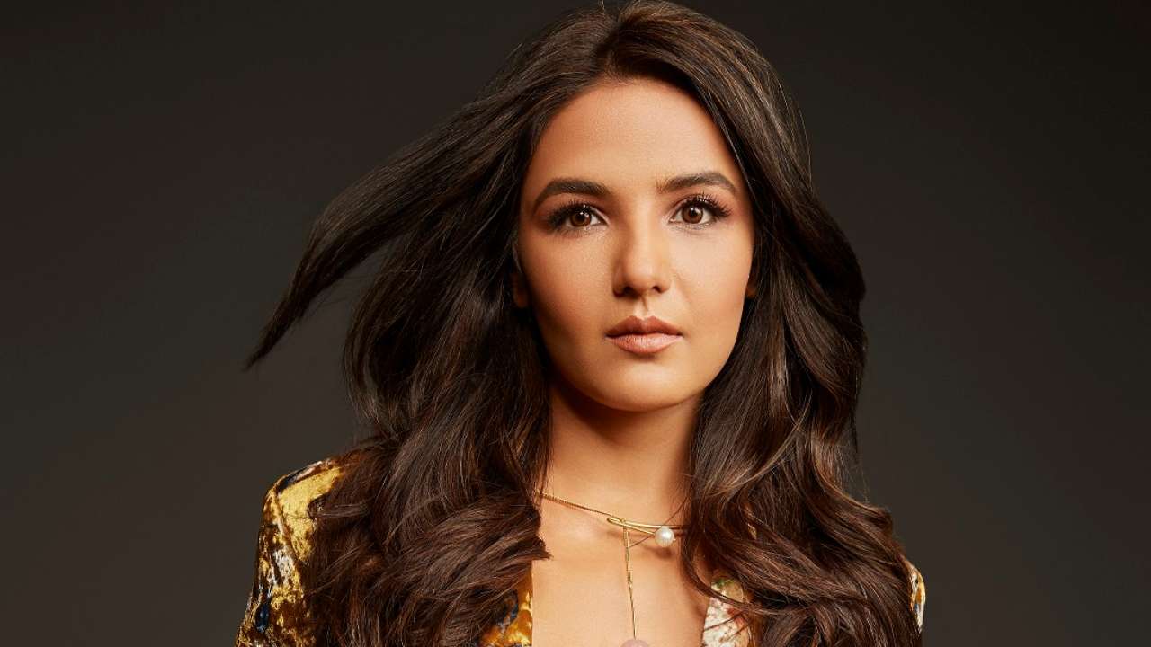 1280px x 720px - Viral Video: Jasmin Bhasin's fashion faux pas moment, forgets to remove  price tag from outfit