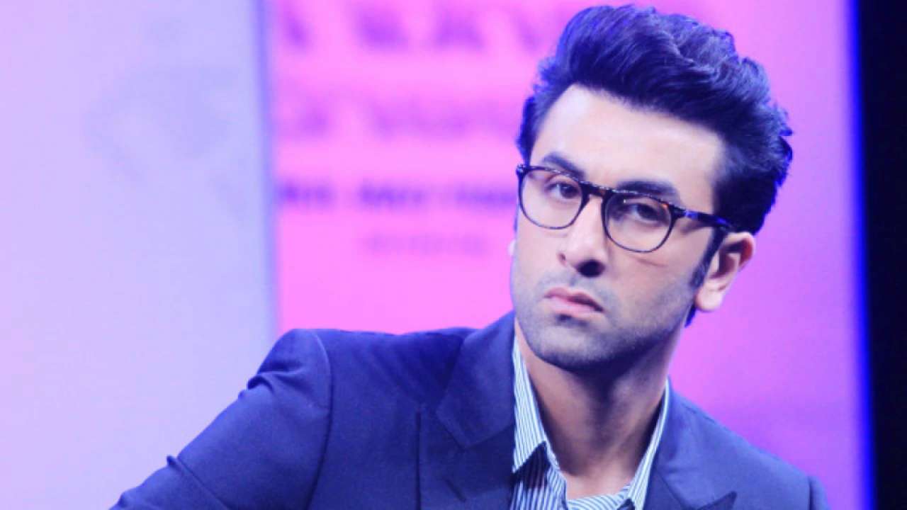 When Ranbir Kapoor snatched paparazzi's cell phone while exiting Mumbai restaurant