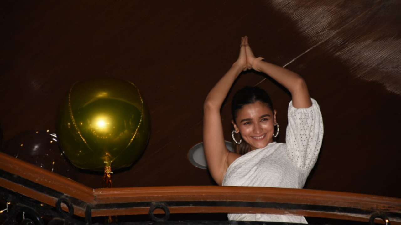 Alia Bhatt greets paparazzi in signature 'Gangubai Kathiawadi' style