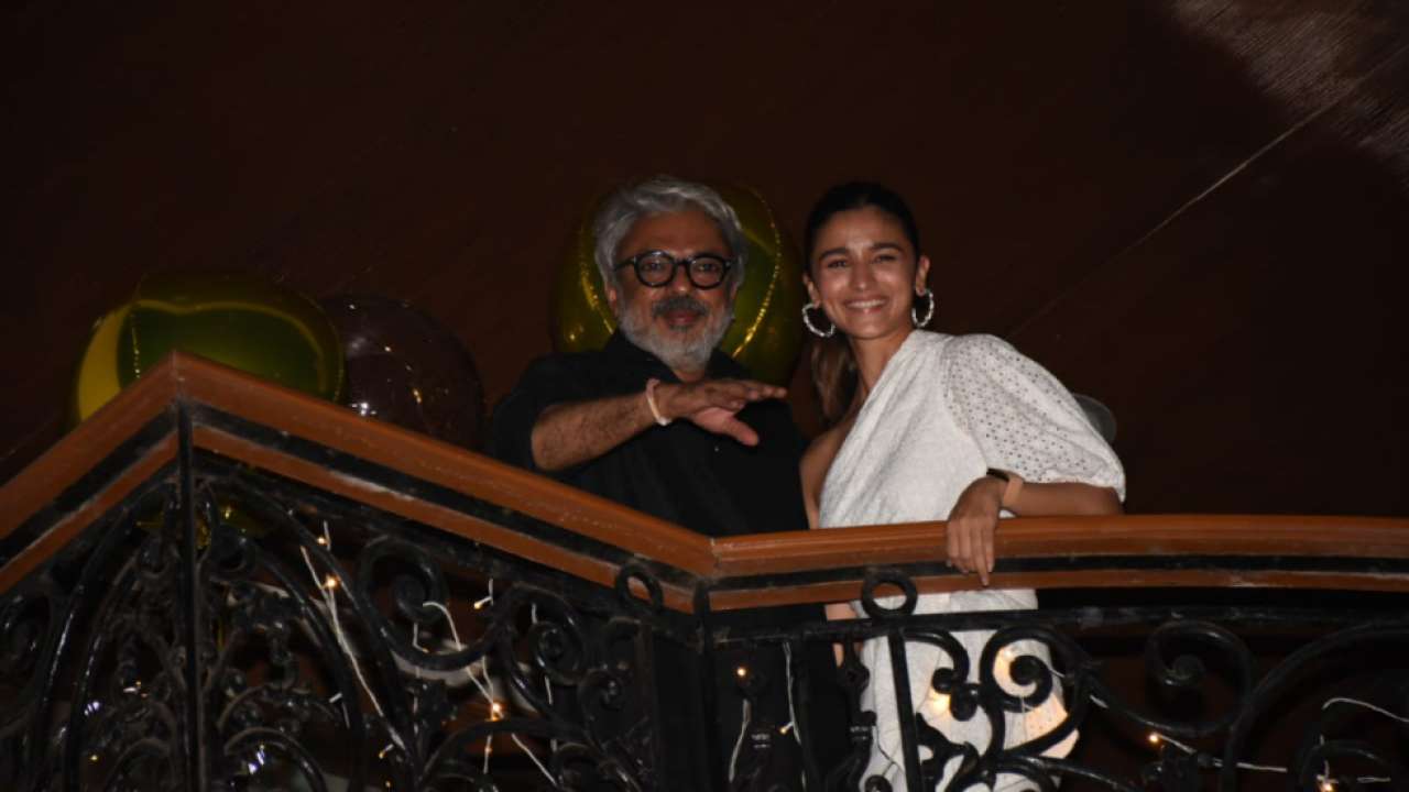 Alia Bhatt channels 'Gangubai Kathiawadi' as Sanjay Leela Bhansali looks on