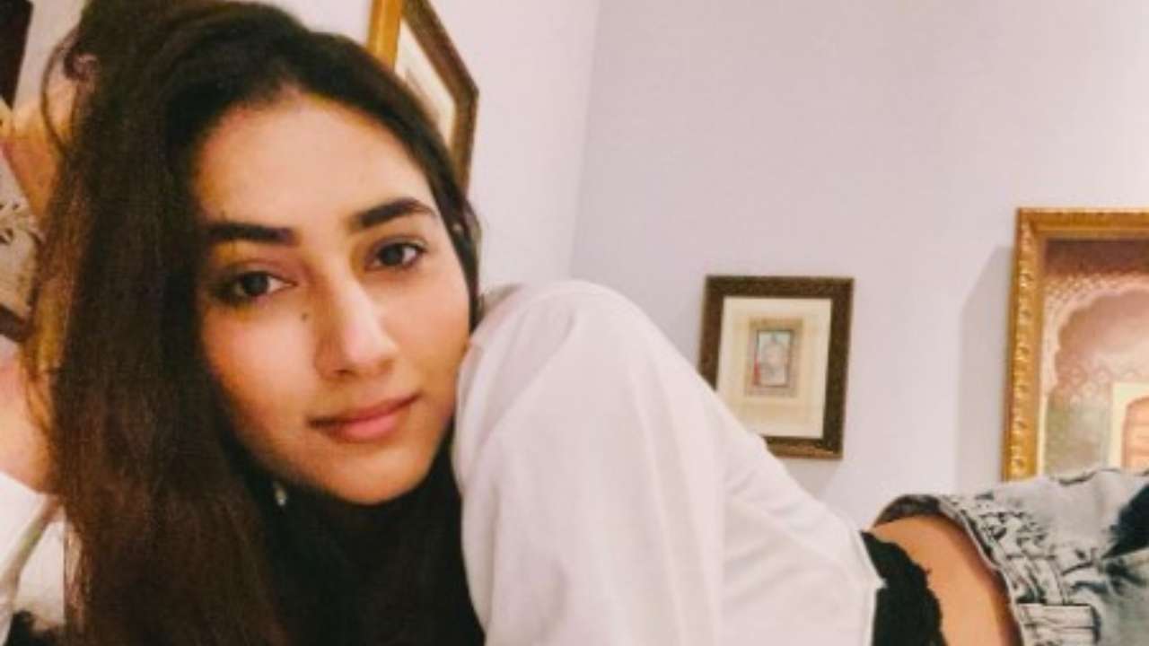 Photos of the Day: Sara Ali Khan shares adorable pics with Inaaya Naumi