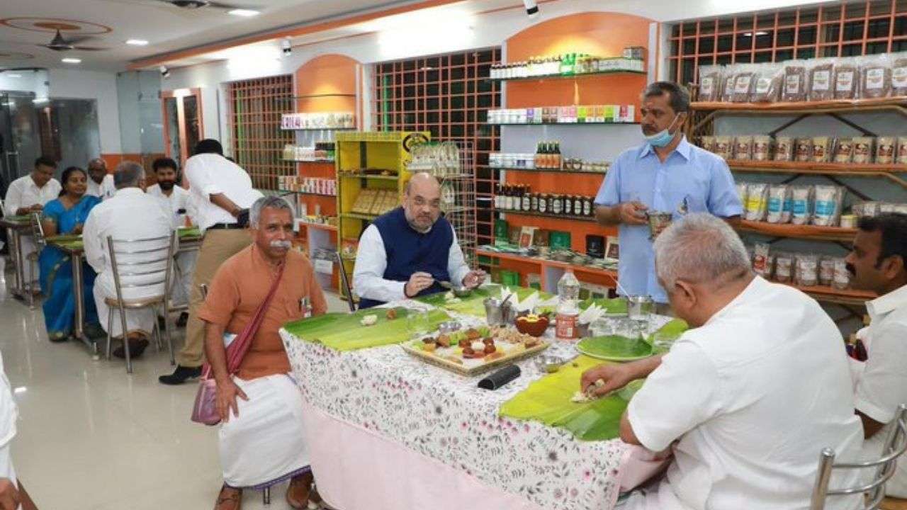 Amit Shah stopped for a meal at roadside hotel