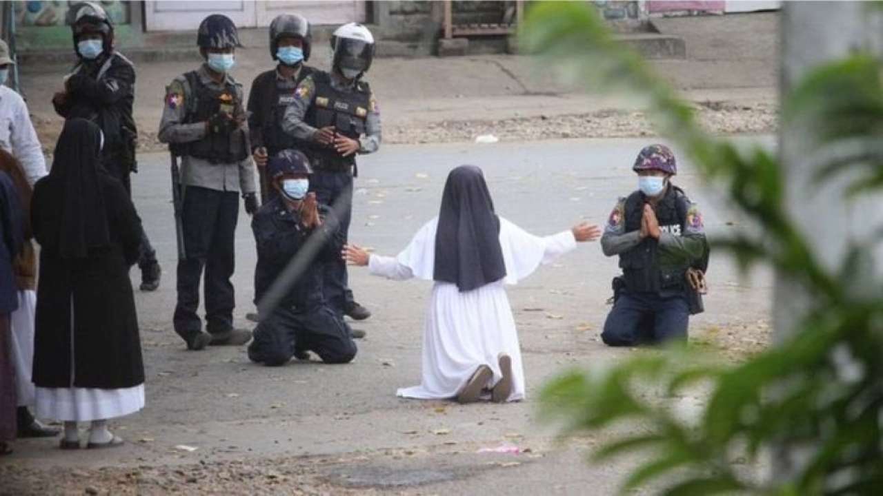 Leave the protestors, kill me instead,' Myanmar nun pleads with military,  photo goes viral - News Rush