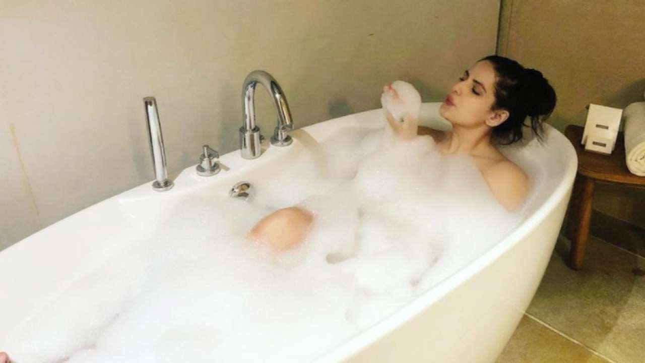 Zreen Khan Sex - Zareen Khan oozes oomph with latest photoshoot in bathtub