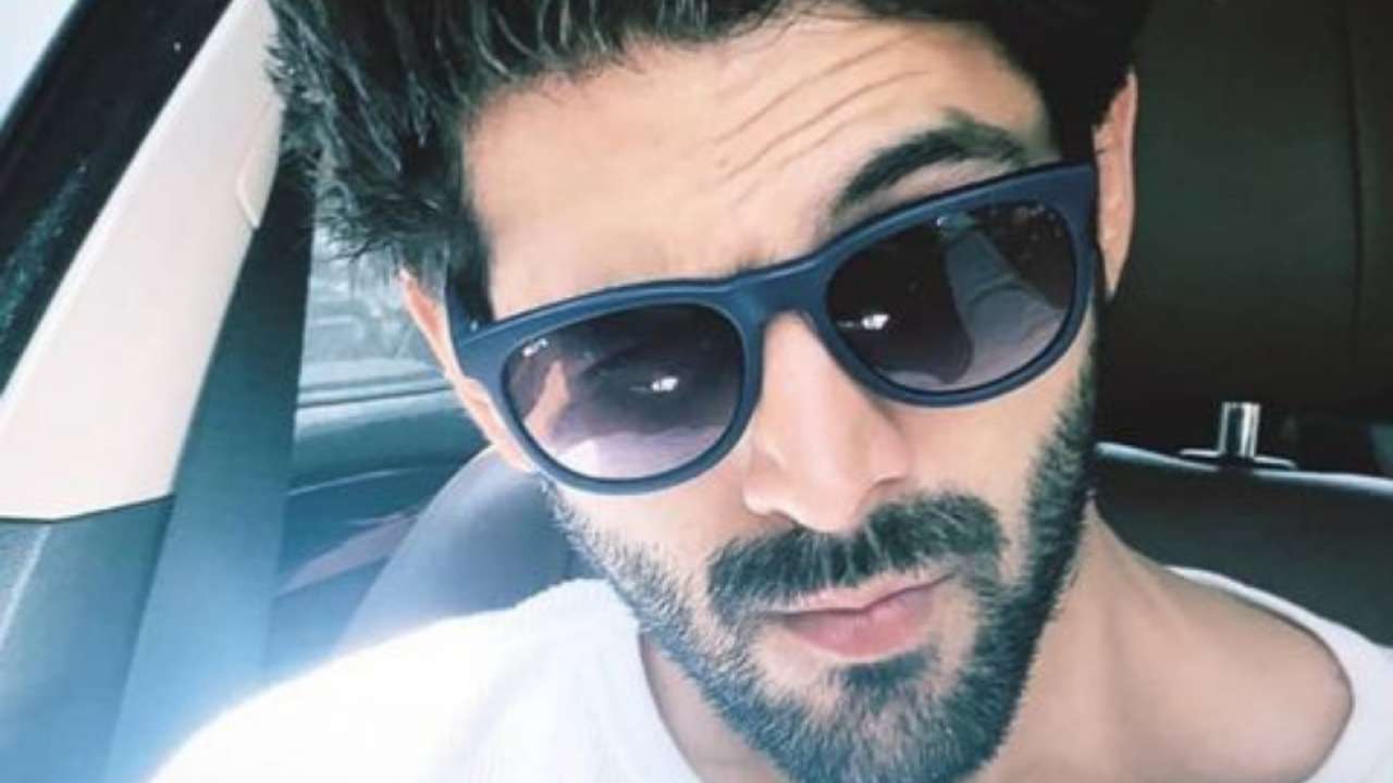 Kartik Aaryan wishes his fans a 'good morning' with a quirky selfie