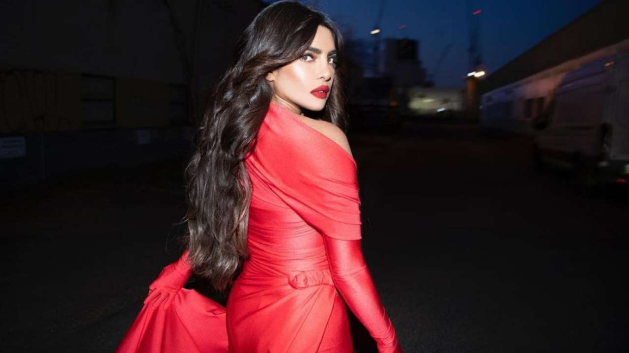 Priyanka Chopra Chut Chudai - Priyanka Chopra unveils her 'Spaceman' look, dons red hot outfit for Nick  Jonas' music video