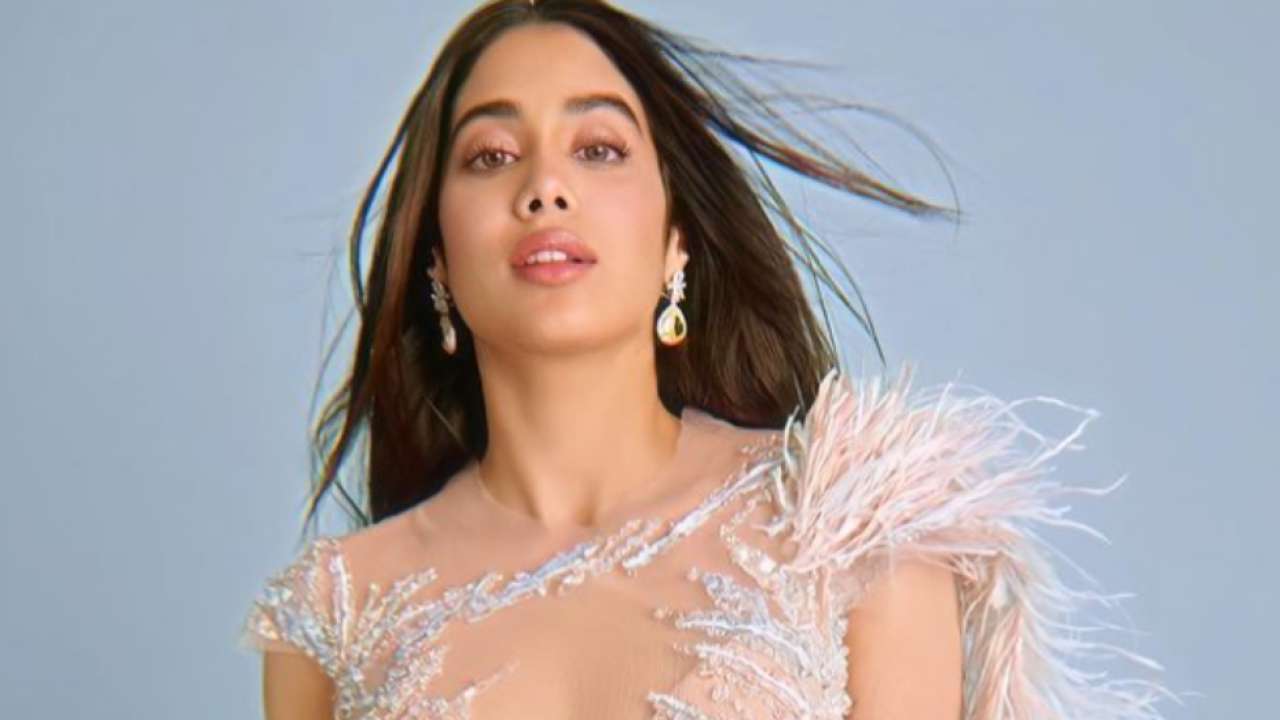 Fan says 'Janhvi Kapoor has all the potential to be the next Alia Bhatt',  'Roohi' actor reacts