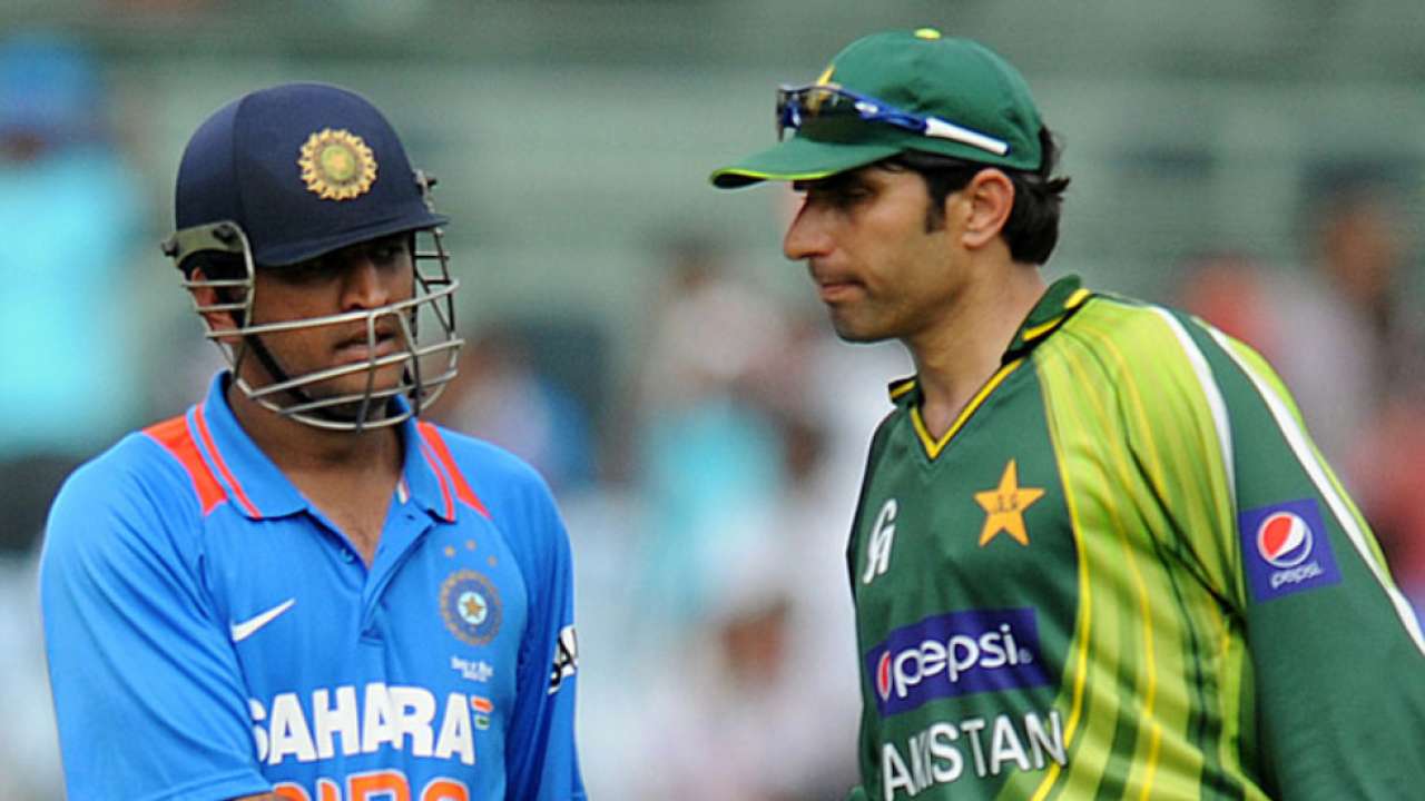 Misbah-ul-Haq, MS Dhoni