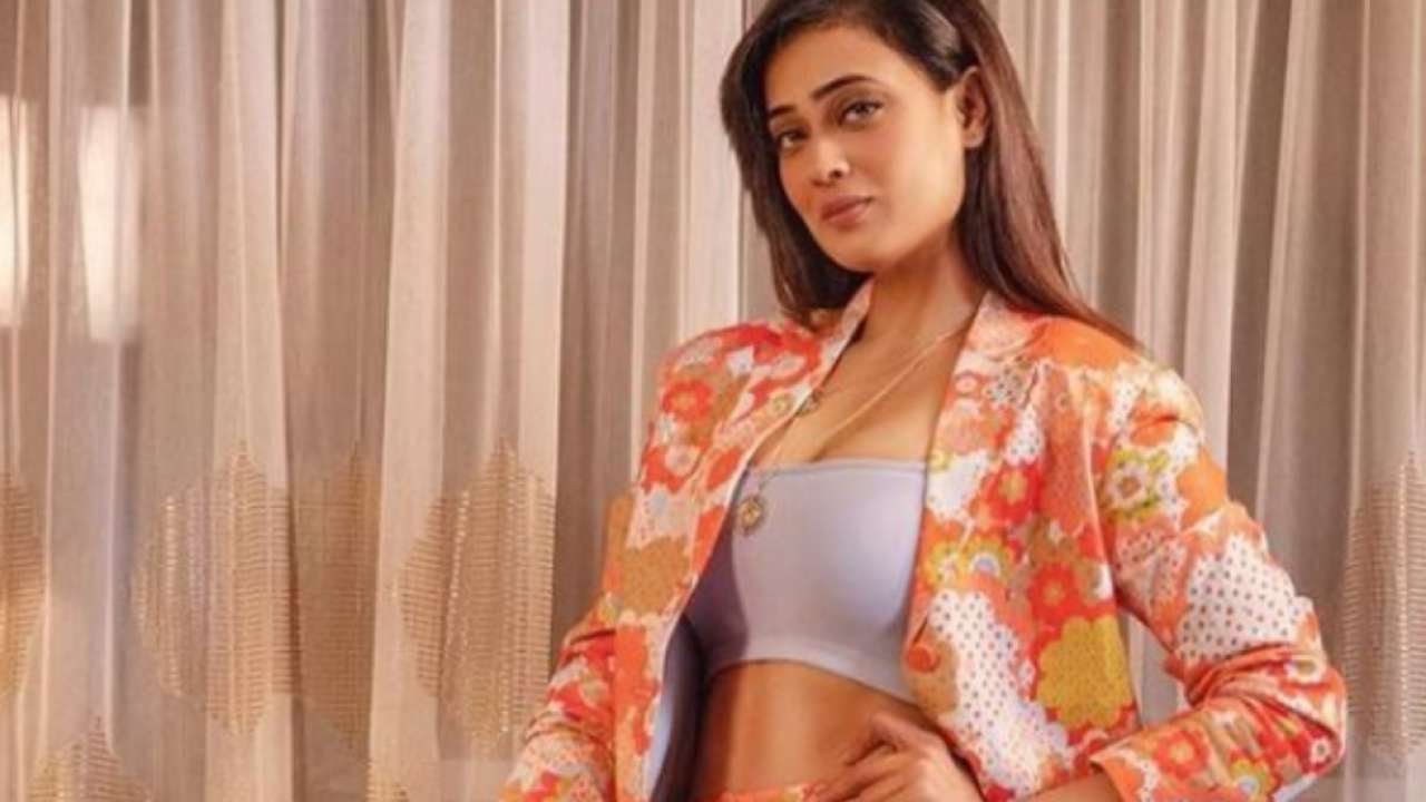 Shweta Tiwari shows off perfectly toned abs in floral co-ords, leaves  Karanvir Bohra, Saumya Tandon impressed