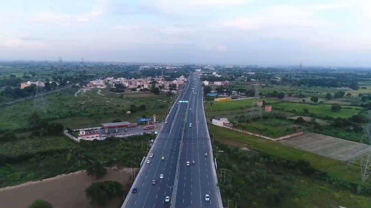 2.5 meters cycle corridor and 2 meters-wide footpath