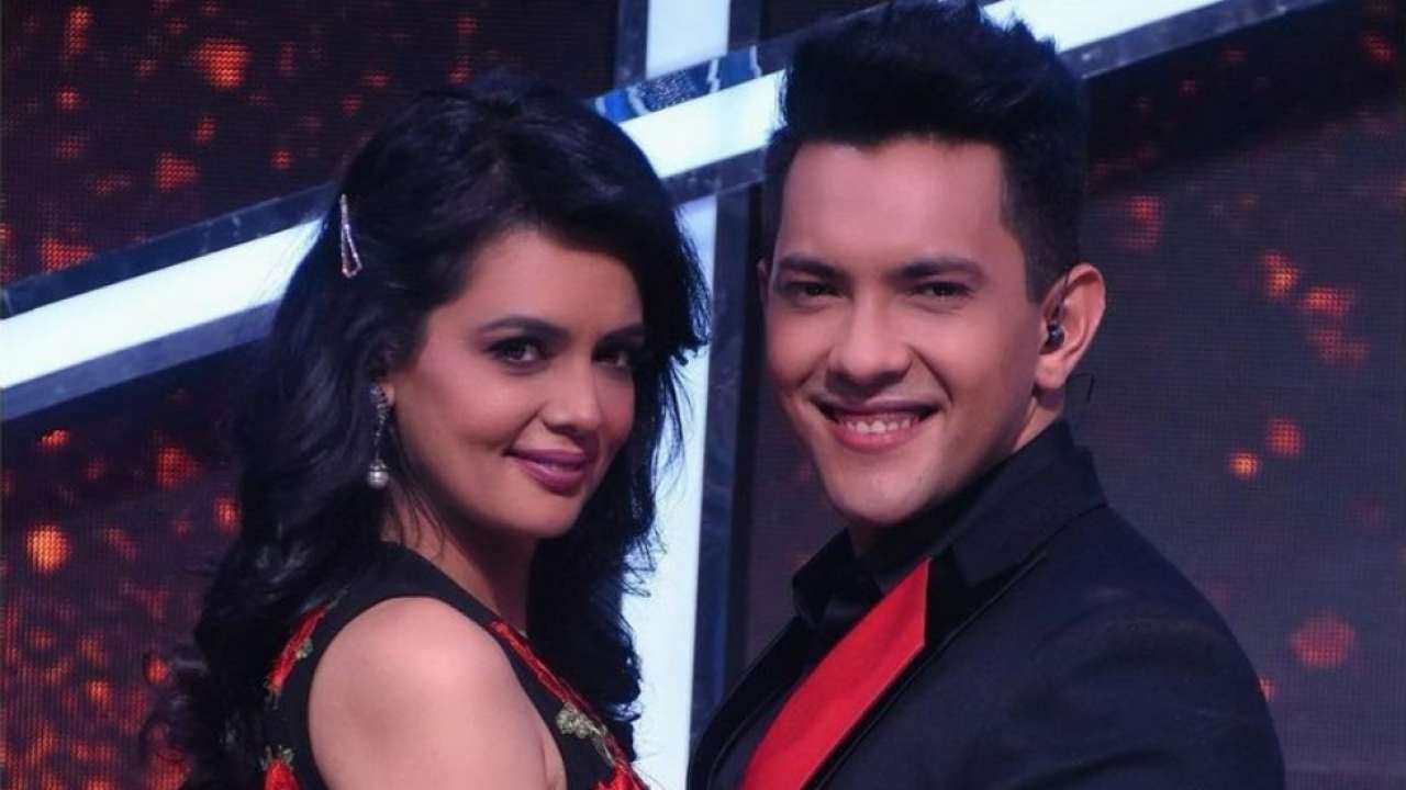 Aditya Narayan Shweta Test Covid 19 Positive Jay Bhanushali Rithvik Dhanjani Replace Him As Indian Idol 12 Host
