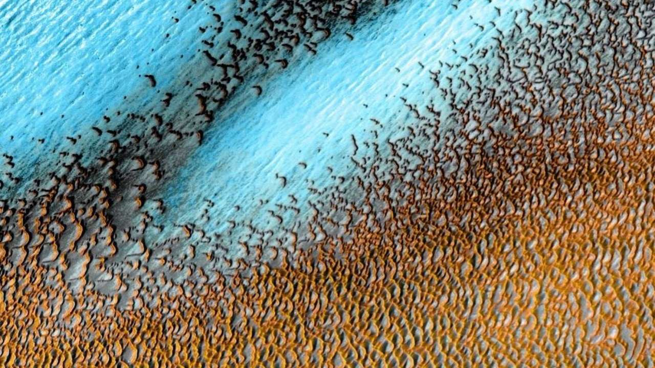 Blue dunes on Mars