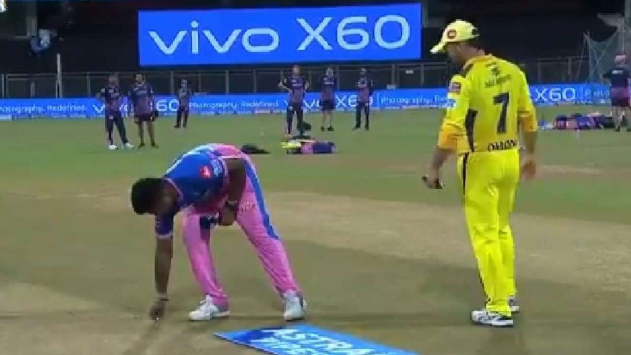 MS Dhoni yellow jerseys flood Jaipur on Rajasthan Royals' pink day