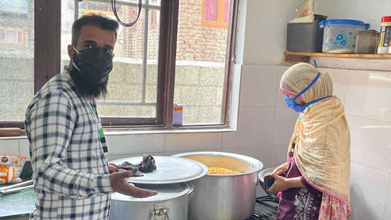 Jammu-Kashmir couple provide free tiffin service for COVID positive patients, frontline workers - Vimarsana News
