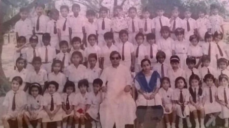 Anushka Sharma and Sakshi Dhoni in their school class photo