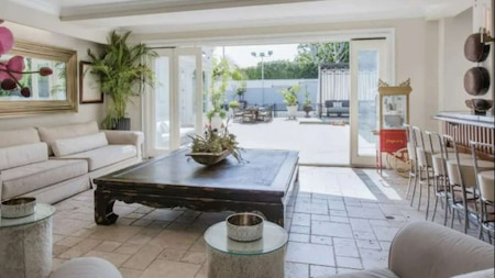 How much is the rent of Shah Rukh Khan's Los Angeles vacation home - The Beverly Hills Luxury Chateau