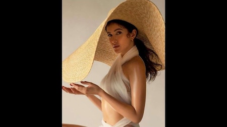 Shanaya poses in a giant floppy hat