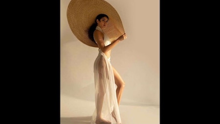 Shanaya Kapoor flaunts toned body in the photos
