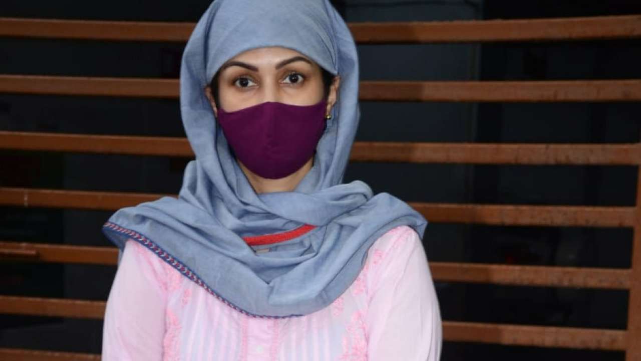 Nisha Rawal shows her head injury
