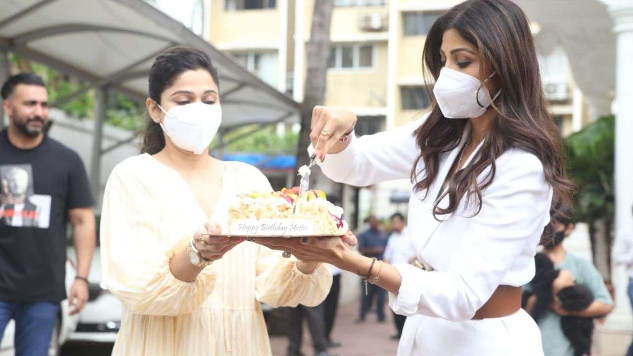 Shilpa Shetty Kundra cut cake with the paparazzi