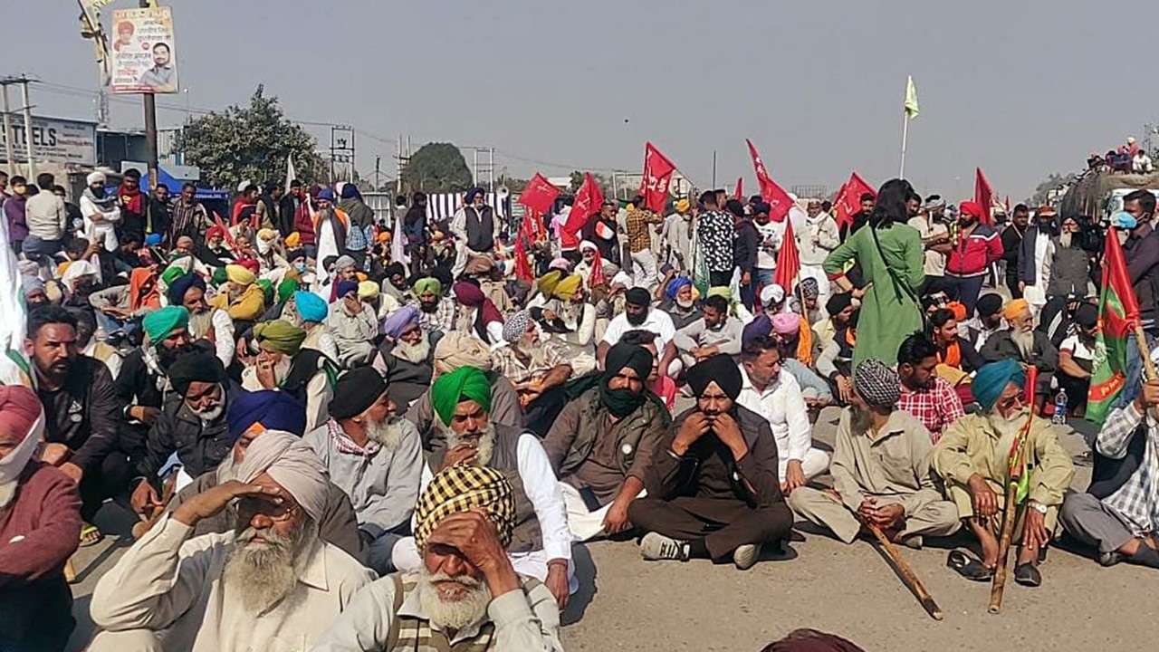 Thousands of farmers march towards Delhi, police on alert